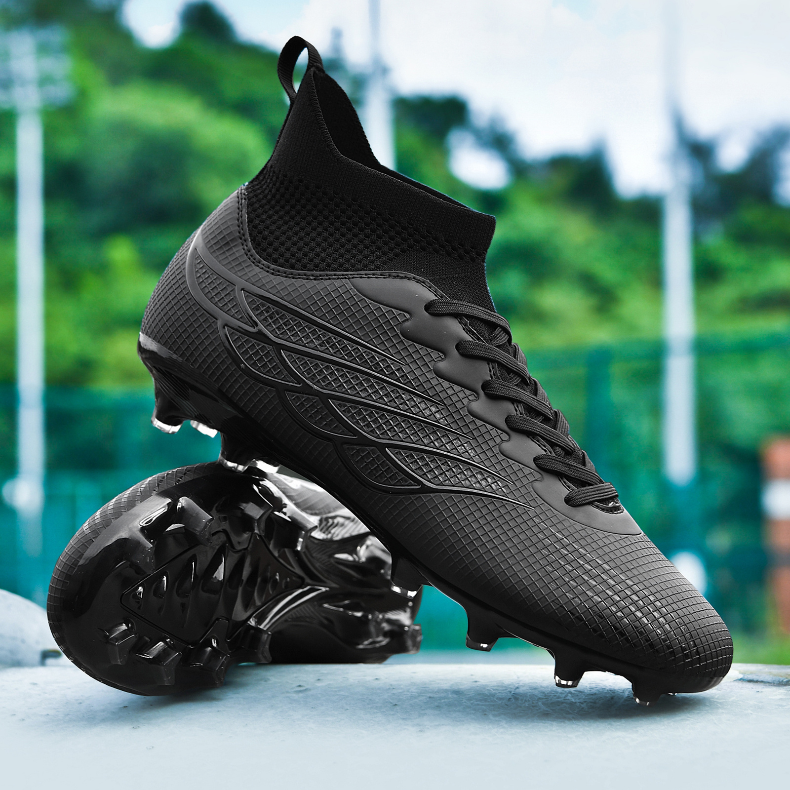 Chaussures noires montantes annoncées AG pour le football